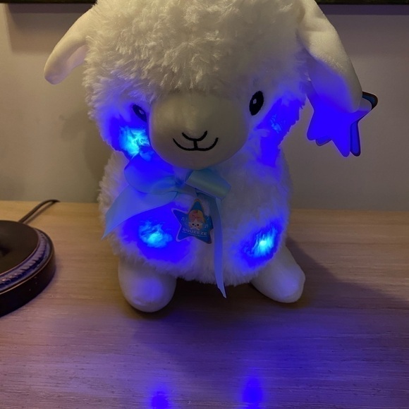 Vintage white 15” lambFAO Schwarz! Furr white & soft. Blue lights so endearing. - Picture 7 of 8